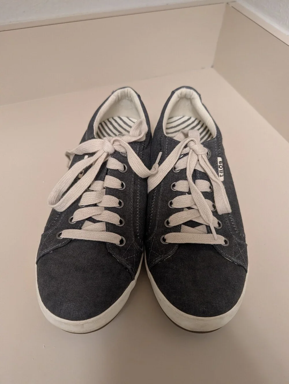 Taos Star Low Profile Canvas Sneakers Size 8.5